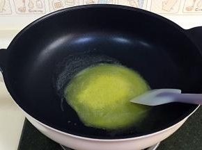 开小火，黄油放入不粘锅内，加热至融化。