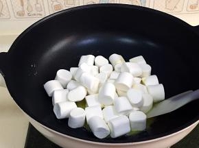 待黄油完全融化后，迅速加入棉花糖。