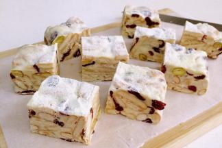 放凉后，用锯齿刀把雪花酥切成大小一致的块状，可根据自己的喜好来决定切块的大小。