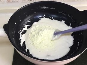加入奶粉，继续搅拌煮至无干粉状态。