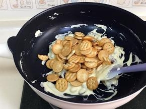 接着倒入饼干。