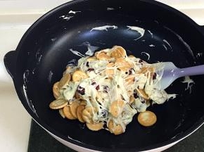 从下往上，从外往里的简单翻拌几下。