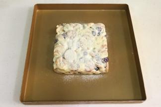 给整形好的雪花酥筛上奶粉。