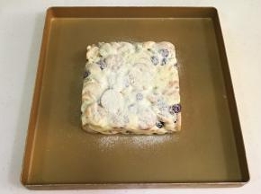 给整形好的雪花酥筛上奶粉。