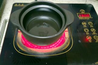 我用的可以干烧的小砂锅，没有可以用其他锅具，倒入适量油烧热