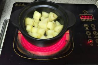 放入土豆块翻炒至两面带点焦黄