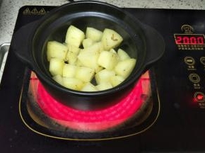 放入土豆块翻炒至两面带点焦黄