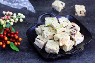 配上一杯味苦香浓的咖啡，细细体会着各种滋味在口中交织。