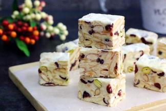 也可以把切好的雪花酥侧面撒上奶粉。