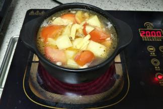 加入适量水没过食材，放入姜丝，水的用量根据自己喜欢的浓稠度