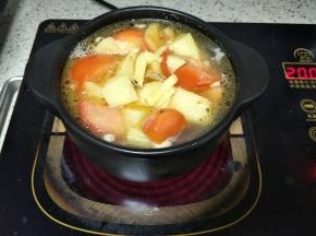 加入适量水没过食材，放入姜丝，水的用量根据自己喜欢的浓稠度