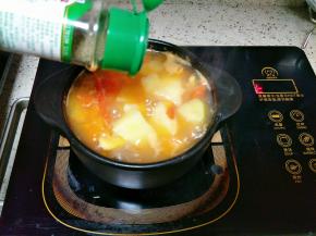 煮到土豆断生，撒入适量黑胡椒，加入盐、糖调味