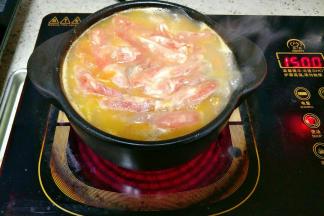 下入肥牛，用筷子搅拌几下就可以关火