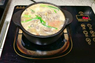 根据个人喜好加入葱段或香菜