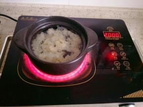 洗干净掰成小片放入砂锅，加入冰糖和适量水大火烧开