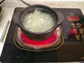 烧开后转小火炖1个小时左右，把胶质炖出来