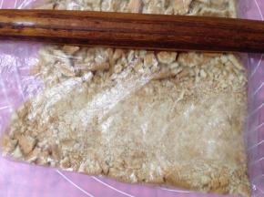 消化饼干装入袋中用擀面杖擀成碎末