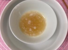 吉利丁粉加水泡软，然后隔热水融化成液体