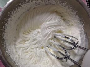 淡奶油加糖打至8分发（注意：不要将淡奶油打发，只需要打到奶油的纹路不容易消失即可）