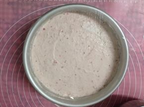 慕斯糊比较浓稠倒入后不是很平，轻轻磕动模具，使其表面变平后，放入冰箱冷藏5个小时