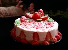 最后可以在慕斯蛋糕上点缀草莓，撒少许冻干粉和糖霜就大功告成喽