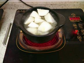 加入雪梨继续炖