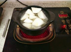 加入雪梨继续炖