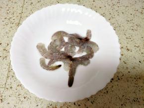 明虾去壳，留虾仁备用