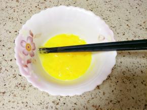 鸡蛋加入一点点盐打散
