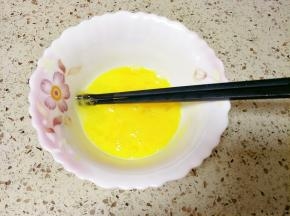 鸡蛋加入一点点盐打散