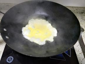 锅里倒入适量油，下入鸡蛋滑炒盛出，蛋液倒下去的时候不停的用筷子搅拌，这样炒饭的时候分布的更均匀，我光顾着拍照了没搅