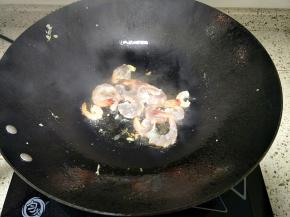 下入虾仁滑炒
