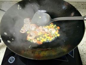 加入杂蔬翻炒