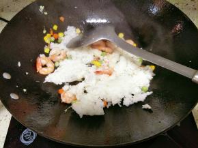 加入剩米饭翻炒