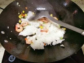 加入剩米饭翻炒