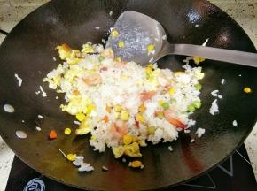 倒入事先炒过的鸡蛋，加入鱼露炒均匀