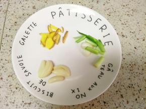 葱姜蒜切好，葱头和叶子部分分开