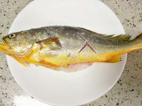 鱼身上两面抹盐