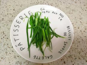 葱叶用手撕成丝