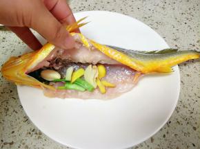 鱼肚里面塞入一些葱姜蒜