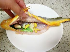 鱼肚里面塞入一些葱姜蒜