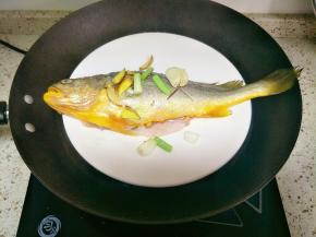 锅里水烧开，放入蒸10分钟左右，具体看鱼的大小