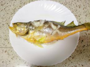 蒸好取出倒掉蒸出来的水分，捡掉葱姜蒜