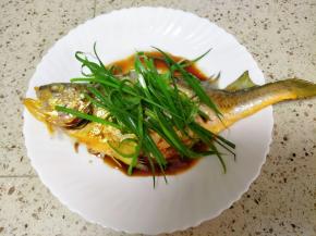 淋上蒸鱼豉油，放上葱丝