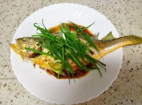 淋上蒸鱼豉油，放上葱丝