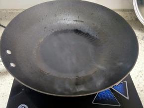 锅里烧适量热油