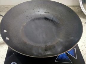 锅里烧适量热油