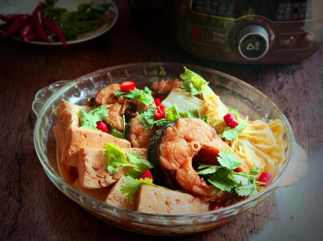 砂锅鱼炖豆腐