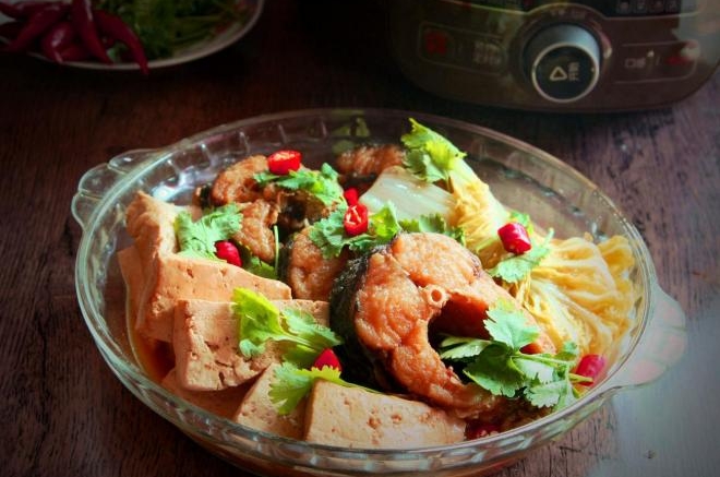 砂锅鱼炖豆腐
