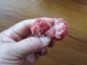 这里要强调一下：记得要去掉鱼牙，这个最腥了。鱼牙长在鱼头比较靠后的地方 。先把鱼开膛摘去肠肚，会看见长着细小牙齿的就是，用剪刀剪掉就行